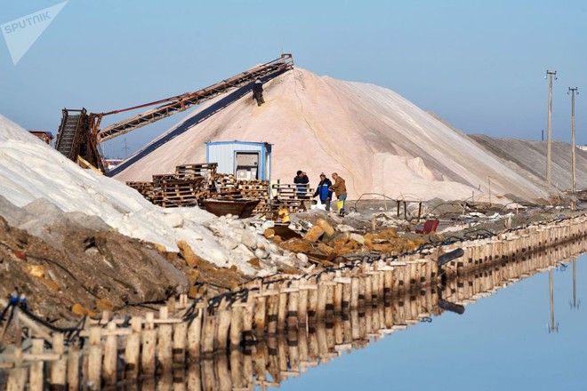 “Săn” muối hồng tại Crimea - Ảnh 1.