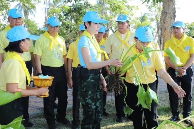 Cựu Hoàng phi Thái Lan lẻ loi đi sự kiện trước ngày bị phế truất vì khi quân, Vua và Hoàng hậu xuất hiện tình cảm - Ảnh 3.