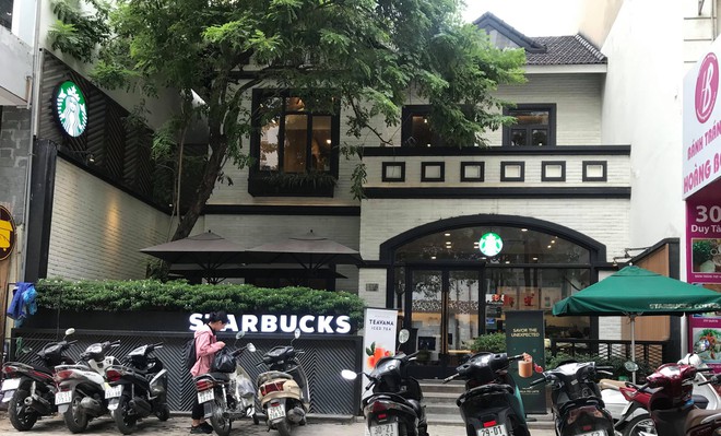 Sau sự cố nước dính dầu thải, các cửa hàng của Starbucks đồng loạt mở cửa trở lại - Ảnh 1.