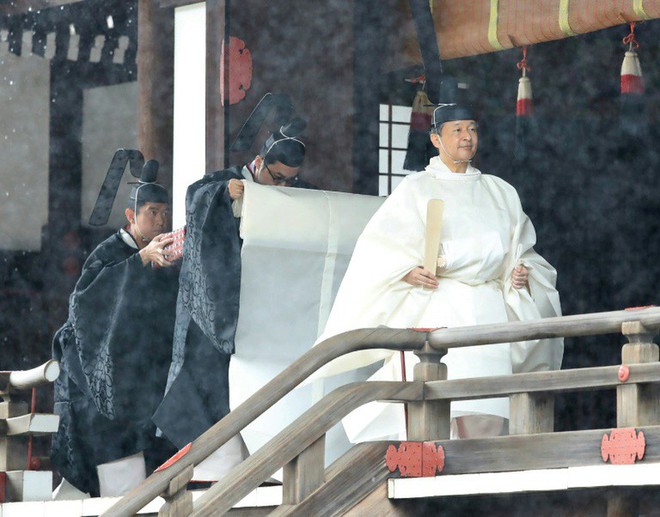 Nhật Hoàng và Hoàng hậu mặc trang phục trắng chuẩn bị bái tổ tiên trước lễ đăng cơ trong ngày mưa như trút - Ảnh 1.