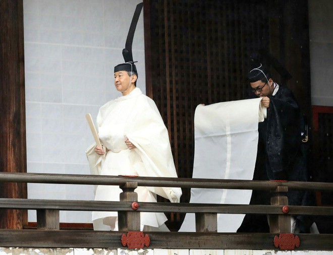 Nhật Hoàng và Hoàng hậu mặc trang phục trắng chuẩn bị bái tổ tiên trước lễ đăng cơ trong ngày mưa như trút - Ảnh 2.