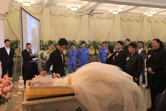 Đám cưới trong lễ tang của cặp đôi khiến ai tham dự cũng lặng người - Ảnh 2.