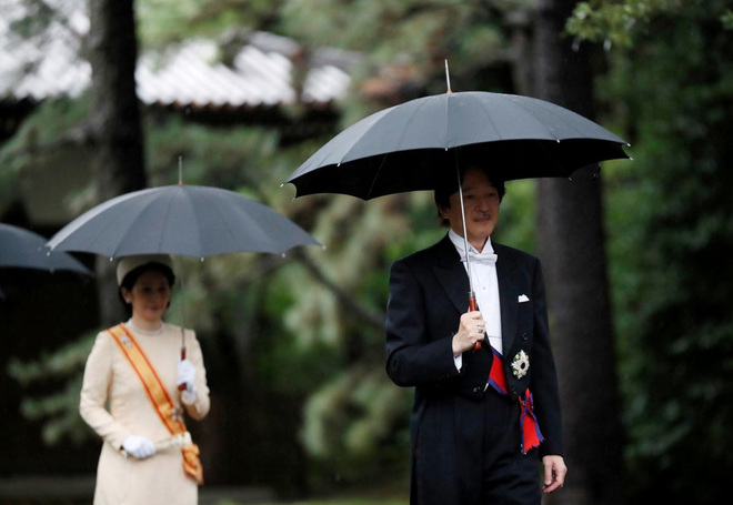 Nhật Hoàng và Hoàng hậu mặc trang phục trắng chuẩn bị bái tổ tiên trước lễ đăng cơ trong ngày mưa như trút - Ảnh 13.