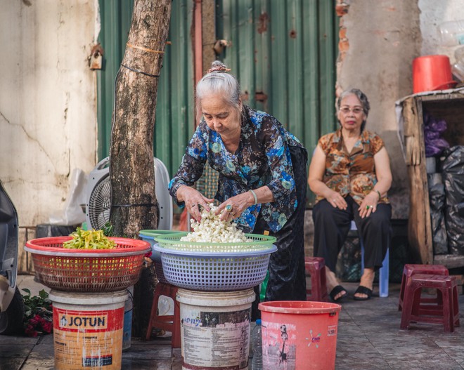 Triết lý sung sướng phụ nữ hiện đại nào cũng phải học từ cụ bà 81 tuổi bán hoa gói lá 70 năm ở góc chợ Đồng Xuân - Ảnh 14.