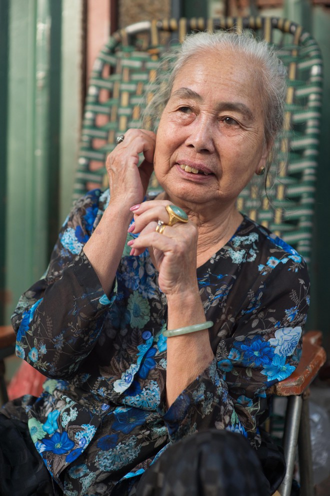 Triết lý sung sướng phụ nữ hiện đại nào cũng phải học từ cụ bà 81 tuổi bán hoa gói lá 70 năm ở góc chợ Đồng Xuân - Ảnh 15.