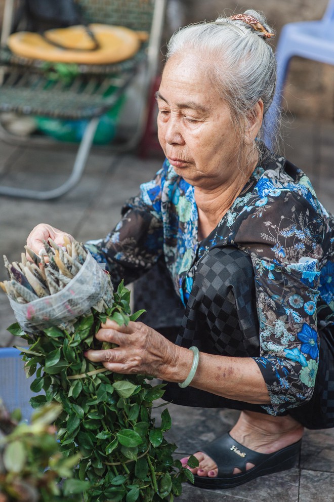 Triết lý sung sướng phụ nữ hiện đại nào cũng phải học từ cụ bà 81 tuổi bán hoa gói lá 70 năm ở góc chợ Đồng Xuân - Ảnh 16.