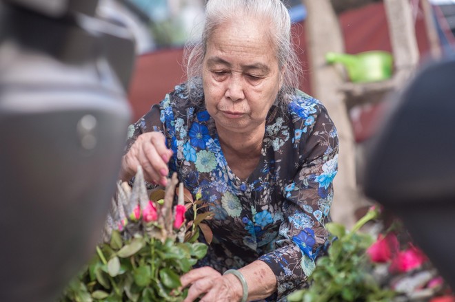 Triết lý sung sướng phụ nữ hiện đại nào cũng phải học từ cụ bà 81 tuổi bán hoa gói lá 70 năm ở góc chợ Đồng Xuân - Ảnh 17.