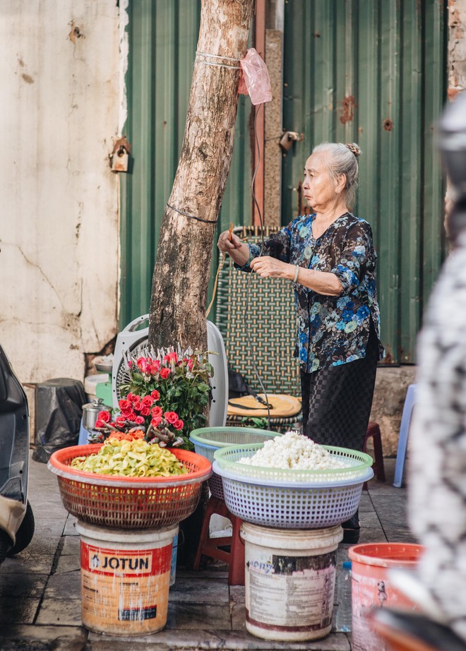 Triết lý sung sướng phụ nữ hiện đại nào cũng phải học từ cụ bà 81 tuổi bán hoa gói lá 70 năm ở góc chợ Đồng Xuân - Ảnh 19.