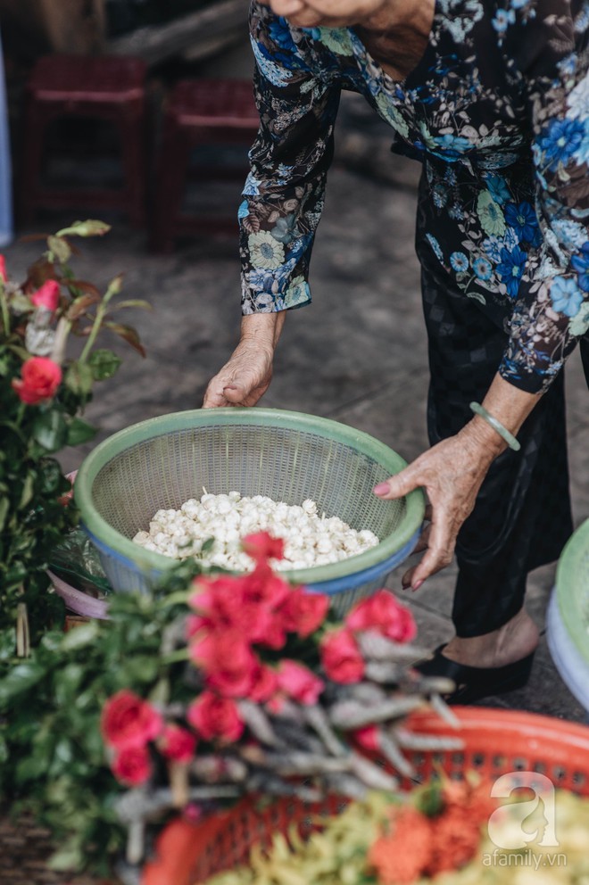 Triết lý sung sướng phụ nữ hiện đại nào cũng phải học từ cụ bà 81 tuổi bán hoa gói lá 70 năm ở góc chợ Đồng Xuân - Ảnh 3.