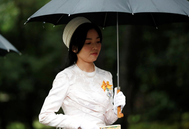 Nhật Hoàng và Hoàng hậu mặc trang phục trắng chuẩn bị bái tổ tiên trước lễ đăng cơ trong ngày mưa như trút - Ảnh 9.