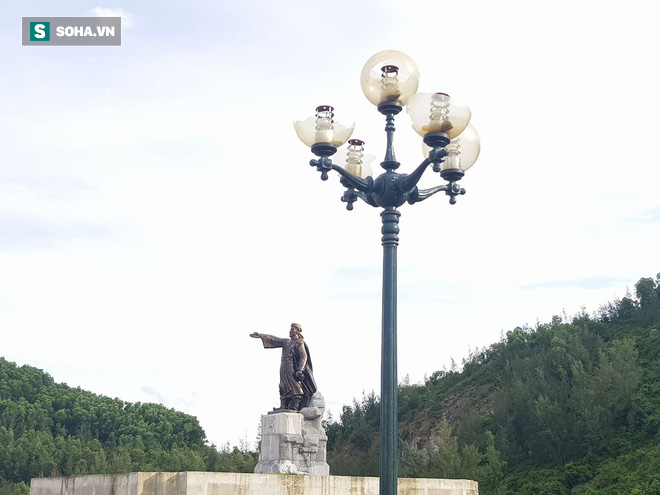 Hà Tĩnh: Quảng trường hàng chục tỷ đồng hoang tàn, thành khu chăn bò cho trẻ nhỏ - Ảnh 18.