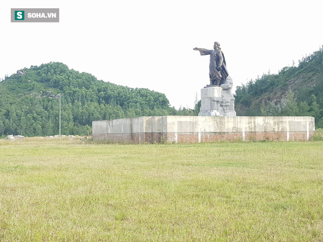 Hà Tĩnh: Quảng trường hàng chục tỷ đồng hoang tàn, thành khu chăn bò cho trẻ nhỏ - Ảnh 5.