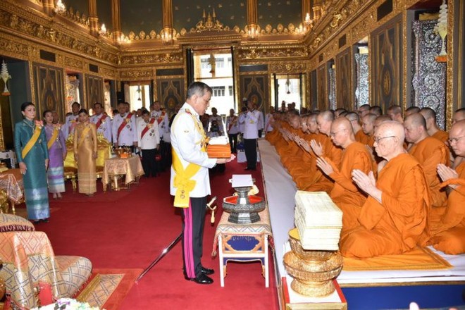 Giữa xôn xao phế truất Hoàng phi, Hoàng gia Thái Lan đăng ảnh Nhà vua-Hoàng hậu như hình với bóng 3 ngày liên tiếp - Ảnh 4.