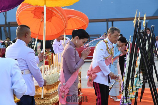 Giữa xôn xao phế truất Hoàng phi, Hoàng gia Thái Lan đăng ảnh Nhà vua-Hoàng hậu như hình với bóng 3 ngày liên tiếp - Ảnh 9.