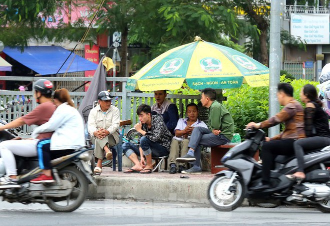 Người Hà Nội run run đón rét đầu mùa - Ảnh 5.