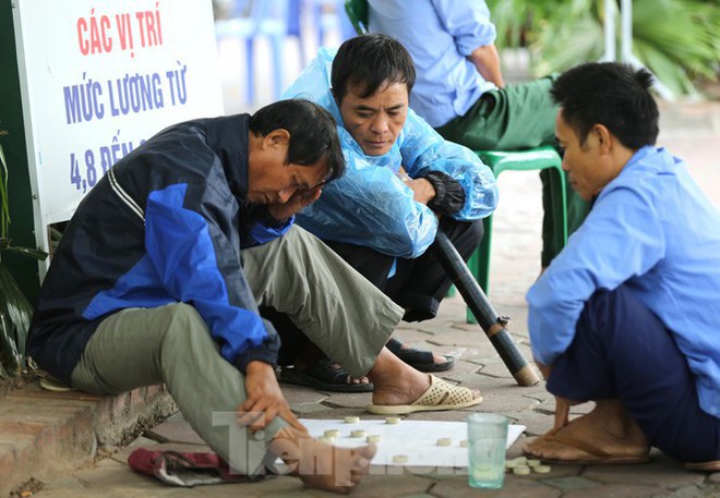 Người Hà Nội run run đón rét đầu mùa - Ảnh 7.