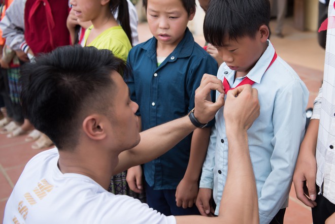 Các “nam thần” Mister Việt Nam ân cần chăm sóc trẻ em nghèo vùng cao - Ảnh 3.