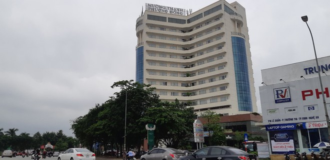 Cán bộ Trường Đại học rơi từ tầng 8 khách sạn Mường Thanh Phương Đông xuống tử vong - Ảnh 1.