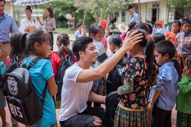 Các “nam thần” Mister Việt Nam ân cần chăm sóc trẻ em nghèo vùng cao - Ảnh 6.