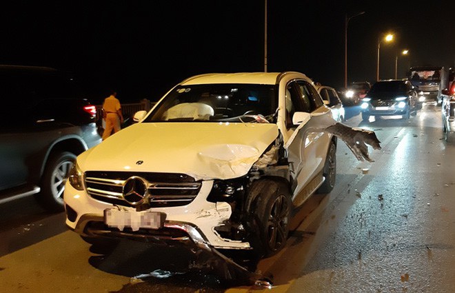  Tai nạn liên hoàn giữa 3 ô tô trên cầu Vĩnh Tuy  - Ảnh 3.