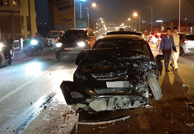  Tai nạn liên hoàn giữa 3 ô tô trên cầu Vĩnh Tuy  - Ảnh 7.