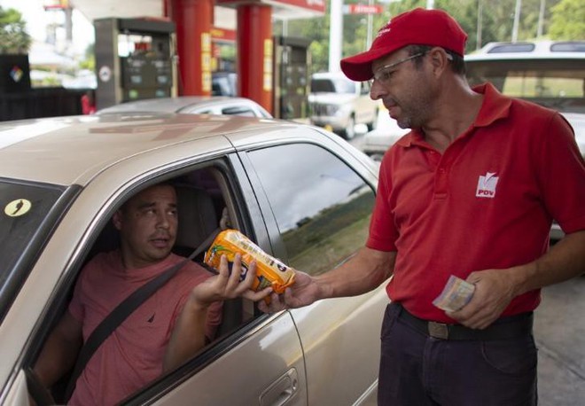 Lạm phát tăng cao, người dân Venezuela mua xăng bằng thuốc lá, gạo... - Ảnh 1.