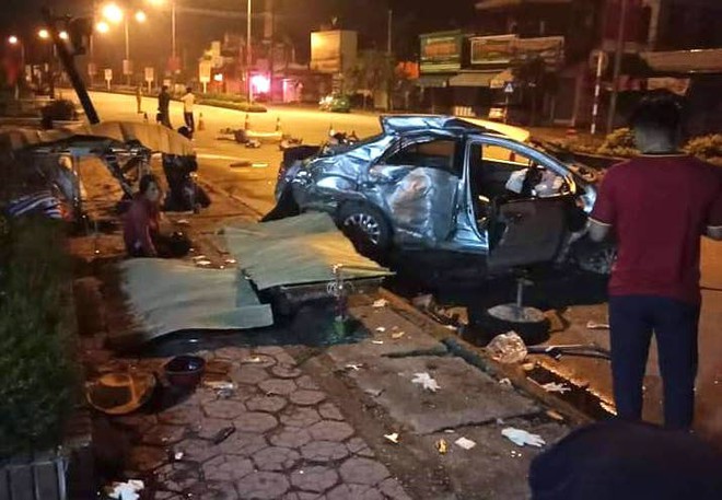 Clip xe khách chạy tốc độ cao tông thẳng vào xe taxi khiến 3 người chết ở Nghệ An - Ảnh 1.