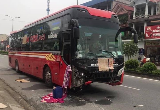 Clip xe khách chạy tốc độ cao tông thẳng vào xe taxi khiến 3 người chết ở Nghệ An - Ảnh 3.