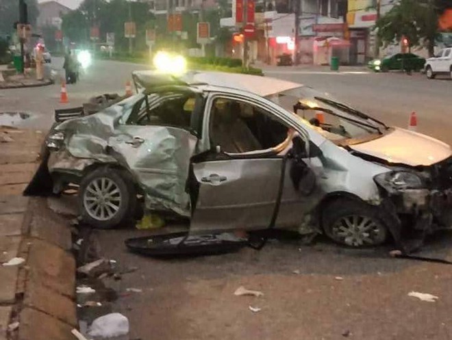 Clip xe khách chạy tốc độ cao tông thẳng vào xe taxi khiến 3 người chết ở Nghệ An - Ảnh 4.