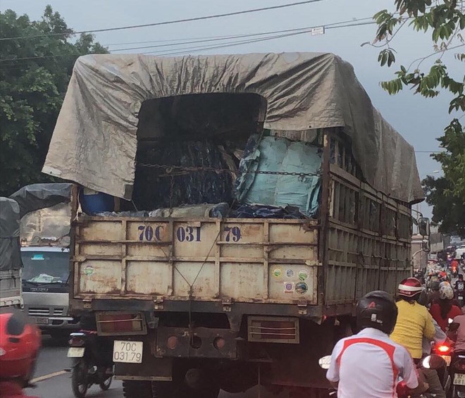 Con trai khóc ngất tại hiện trường vụ tai nạn mẹ bị xe tải cán tử vong ở Sài Gòn - Ảnh 2.