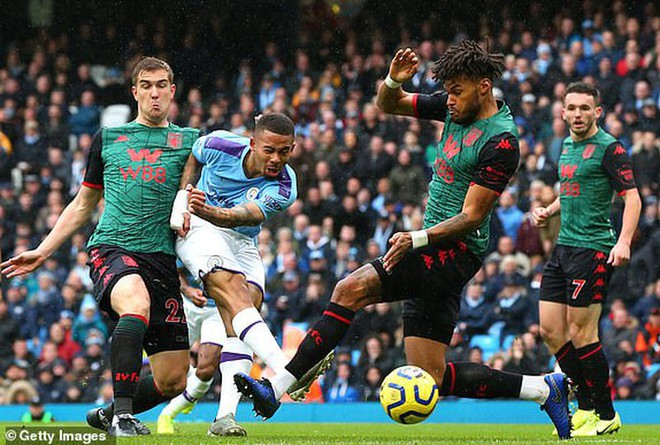 ‘Hủy diệt’ Aston Villa trong hiệp 2, Man City áp sát Liverpool - Ảnh 1.