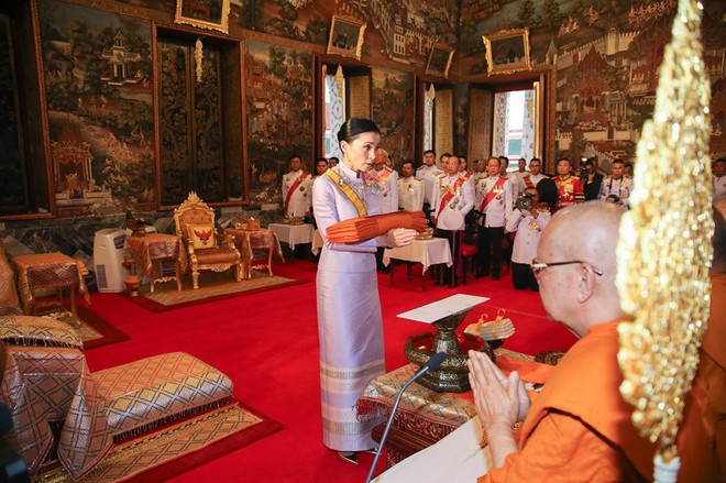 Sau khi Hoàng quý phi bị phế truất, Hoàng hậu Thái Lan trở thành tâm điểm chú ý với nhan sắc ngày càng rực rỡ và thần thái hút hồn - Ảnh 7.