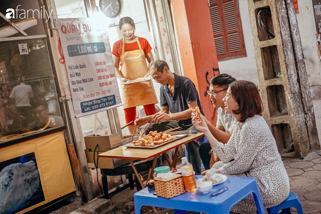 Chuyện về hàng quẩy đùi gà quen thuộc tại Hà Nội, có 2 bố mẹ chồng rất “đỉnh”, bán được bao nhiêu đều tặng hết tiền cho con dâu - Ảnh 11.