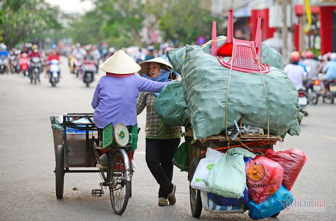 Những người phụ nữ nhặt ve chai ở Sài Gòn nuôi con đậu đại học - Ảnh 14.