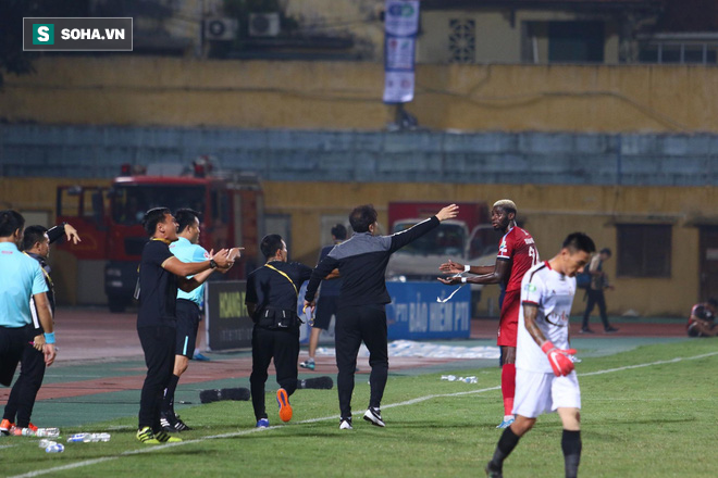 Hà Nội ghi bàn thắng ma, HLV Hàn Quốc có phản ứng lạ khi cầu thủ TP HCM quây trọng tài - Ảnh 16.