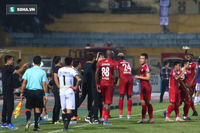 Hà Nội ghi bàn thắng ma, HLV Hàn Quốc có phản ứng lạ khi cầu thủ TP HCM quây trọng tài - Ảnh 15.