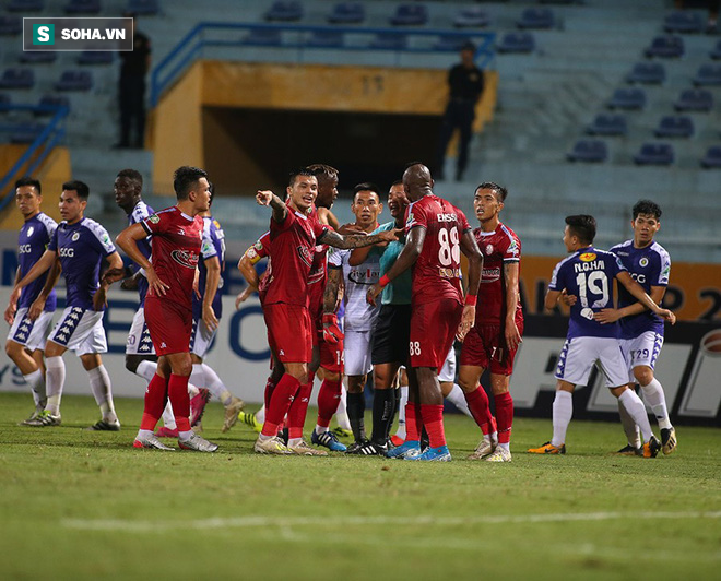 Hà Nội ghi bàn thắng ma, HLV Hàn Quốc có phản ứng lạ khi cầu thủ TP HCM quây trọng tài - Ảnh 11.