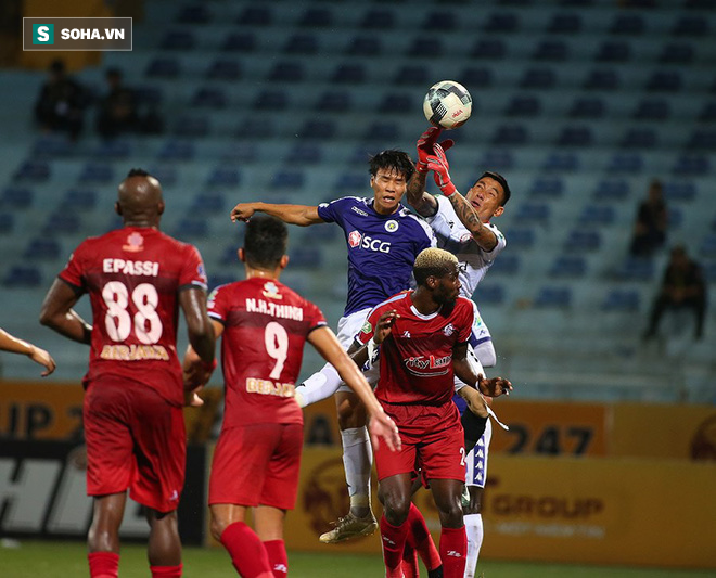 Hà Nội ghi bàn thắng ma, HLV Hàn Quốc có phản ứng lạ khi cầu thủ TP HCM quây trọng tài - Ảnh 1.