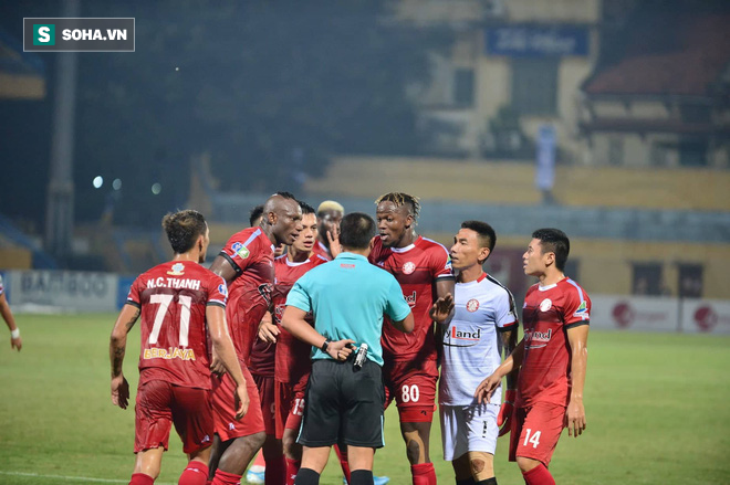 Hà Nội ghi bàn thắng ma, HLV Hàn Quốc có phản ứng lạ khi cầu thủ TP HCM quây trọng tài - Ảnh 9.