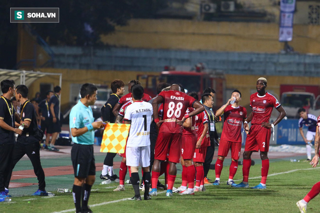 Hà Nội ghi bàn thắng ma, HLV Hàn Quốc có phản ứng lạ khi cầu thủ TP HCM quây trọng tài - Ảnh 14.