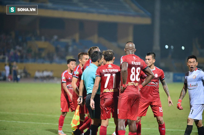 Hà Nội ghi bàn thắng ma, HLV Hàn Quốc có phản ứng lạ khi cầu thủ TP HCM quây trọng tài - Ảnh 10.