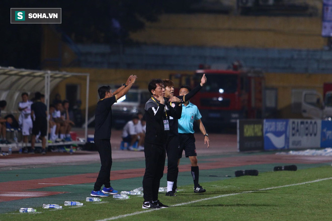 Hà Nội ghi bàn thắng ma, HLV Hàn Quốc có phản ứng lạ khi cầu thủ TP HCM quây trọng tài - Ảnh 12.