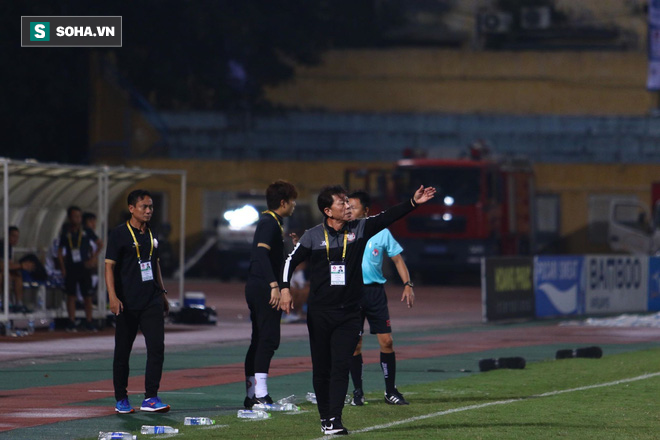 Hà Nội ghi bàn thắng ma, HLV Hàn Quốc có phản ứng lạ khi cầu thủ TP HCM quây trọng tài - Ảnh 13.