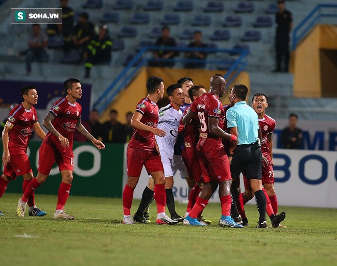 Sau pha tranh cãi làm đối thủ suýt bỏ đá, Hà Nội FC mở ra cơ hội làm điều chưa từng có - Ảnh 2.