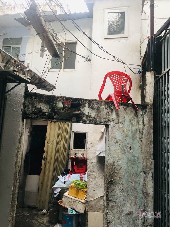 Có ngàn m2 đất ở khu nhà giàu, gia đình Sài Gòn chỉ còn căn nhà 2,4 m2 - Ảnh 1.