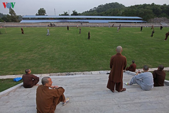 Khi các nhà sư trổ tài... đá bóng - Ảnh 8.