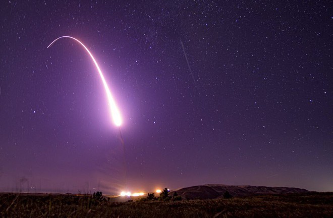 24h qua ảnh: Mỹ phóng thử tên lửa đạn đạo xuyên lục địa - Ảnh 2.