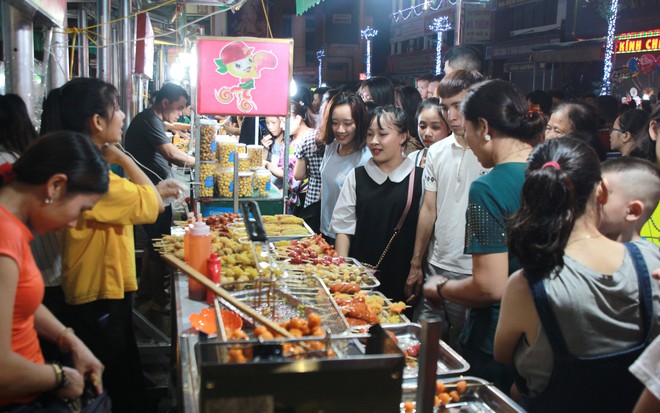 Hàng vạn người chen chân dạo phố đêm đầu tiên tại Nghệ An - Ảnh 13.
