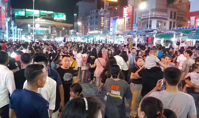 Hàng vạn người chen chân dạo phố đêm đầu tiên tại Nghệ An - Ảnh 9.