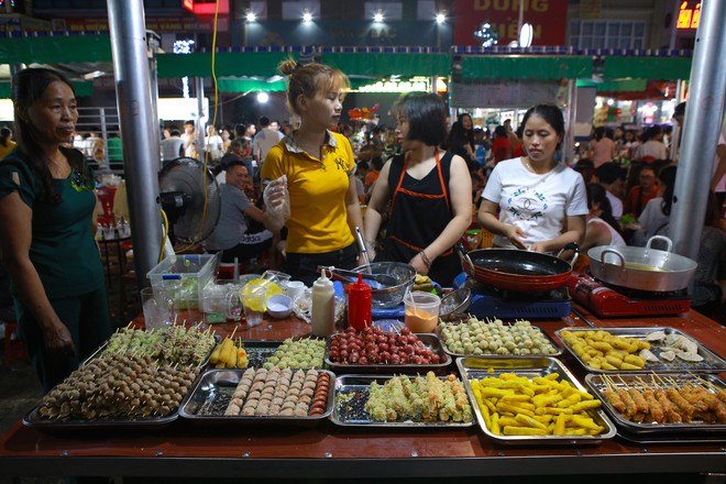 Hàng vạn người chen chân dạo phố đêm đầu tiên tại Nghệ An - Ảnh 12.